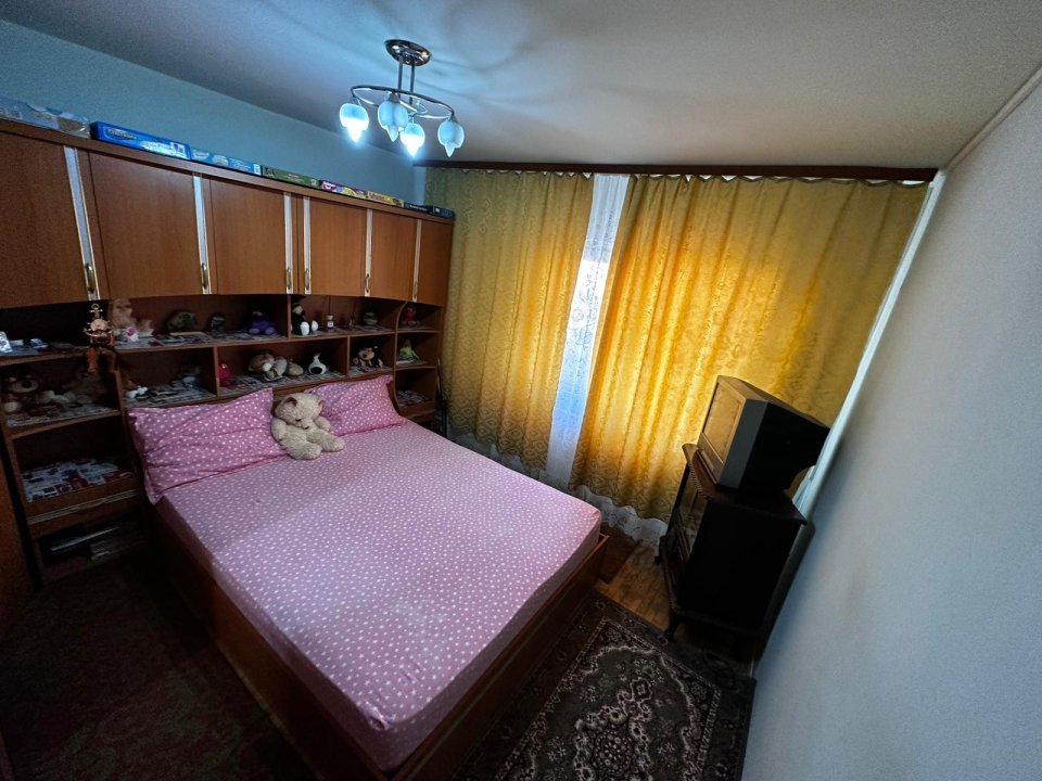Vand apartament Calafat 3 camere decomandat etaj 2