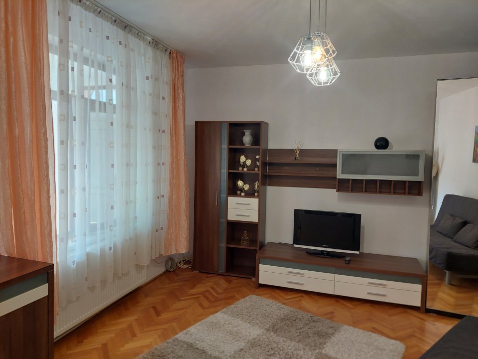 proprietar inchiriez studio in Schei