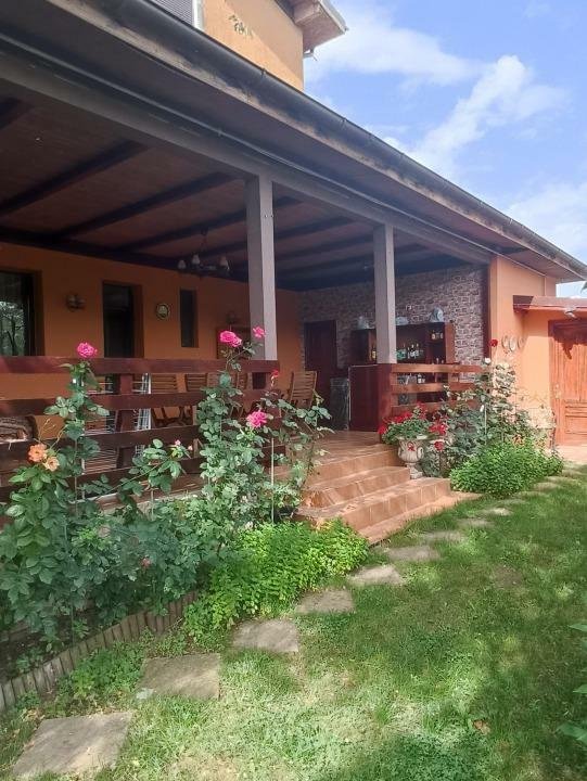 Vand Apartament cu 4 camere la parterului unei vile.