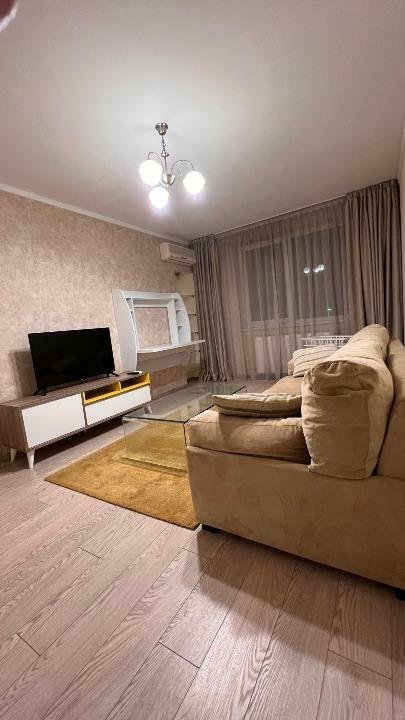 proprietar vand apartament cu 2 camere, boxa si loc de parcare