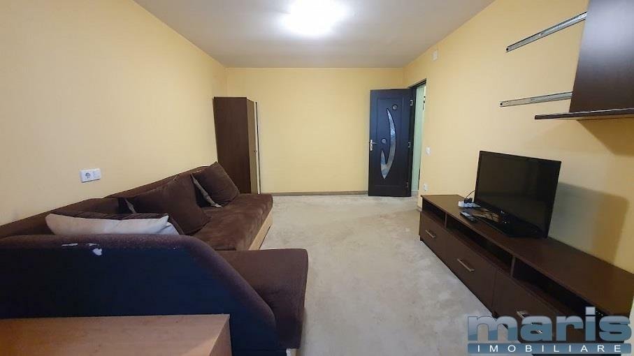 Vand apartament cu o camera semicentral, etaj 3 din 4