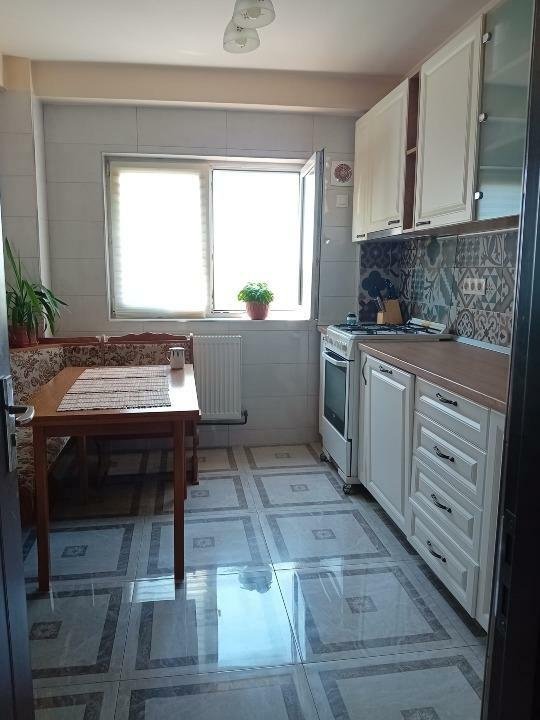 Direct proprietar: vanzare apartament 4 camere Strada Emil Racovita Bucuresti