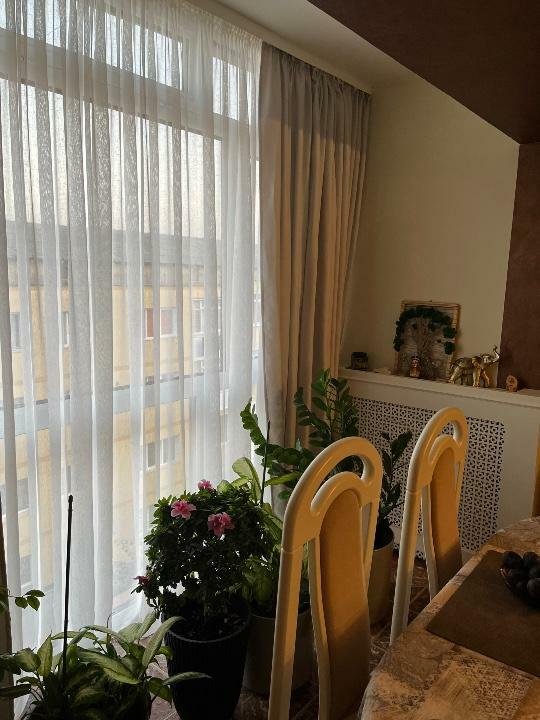Apartament 3 camere , renovat, cu mansarda locuibilă, loc de parcare şi garaj