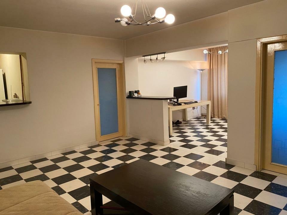 Proprietar. Vand apartament 3 camere. Intre Lizeanu si P-ta Galati.