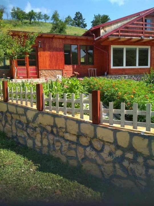 Vând casa , cabana , 10 h teren, livada, curte cu foişor