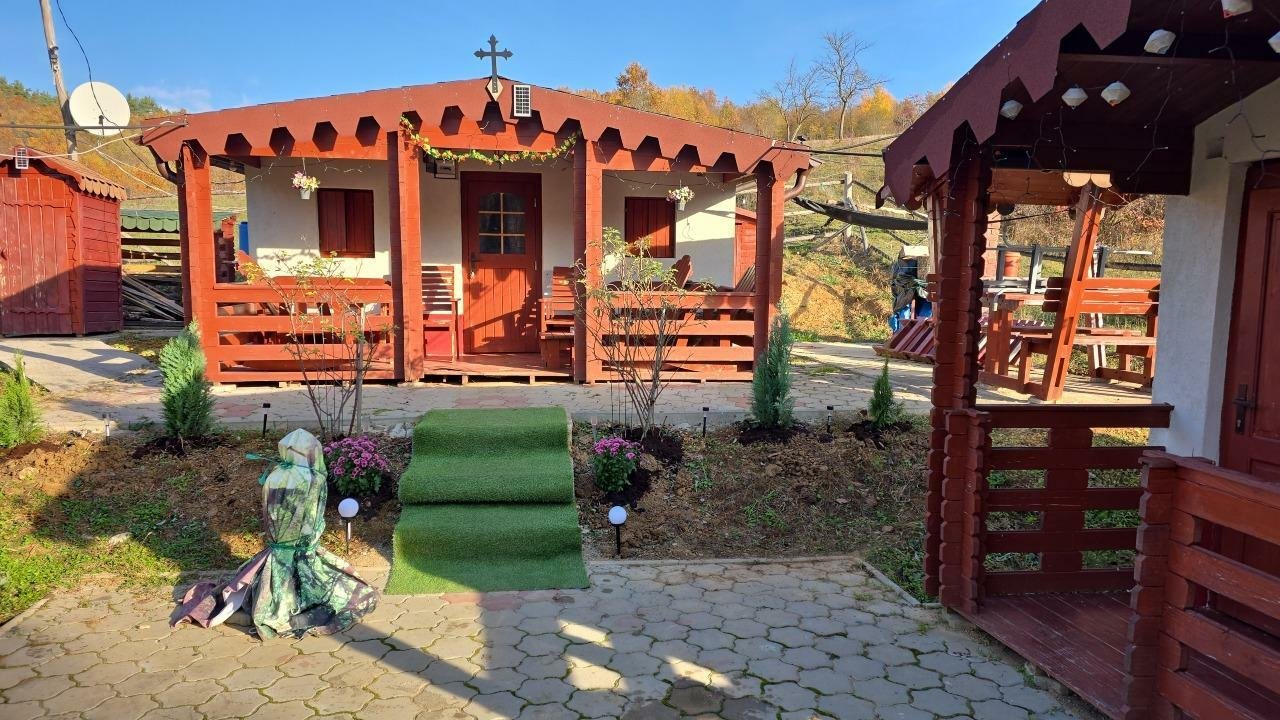Casa de vacanta formata din 3 cabane