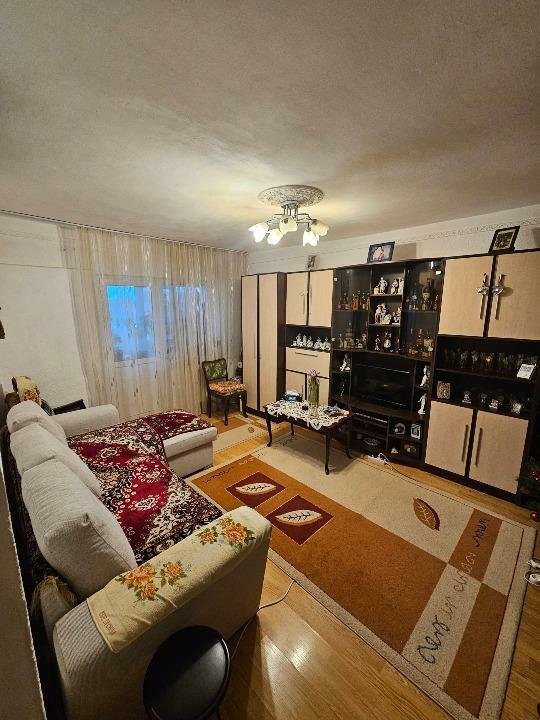 Apartament Bals spatios cu 3 camere - zona Jiu - Spital