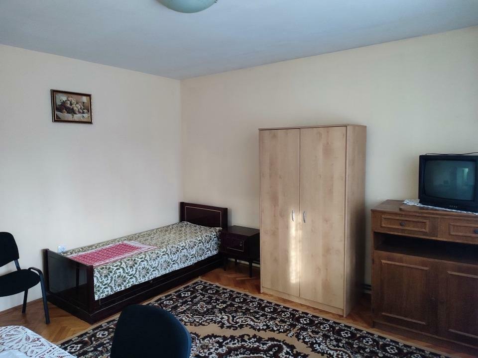 Vand partament 3 camere decomandate, două balcoane, etaj 1/4 zonă liniştită