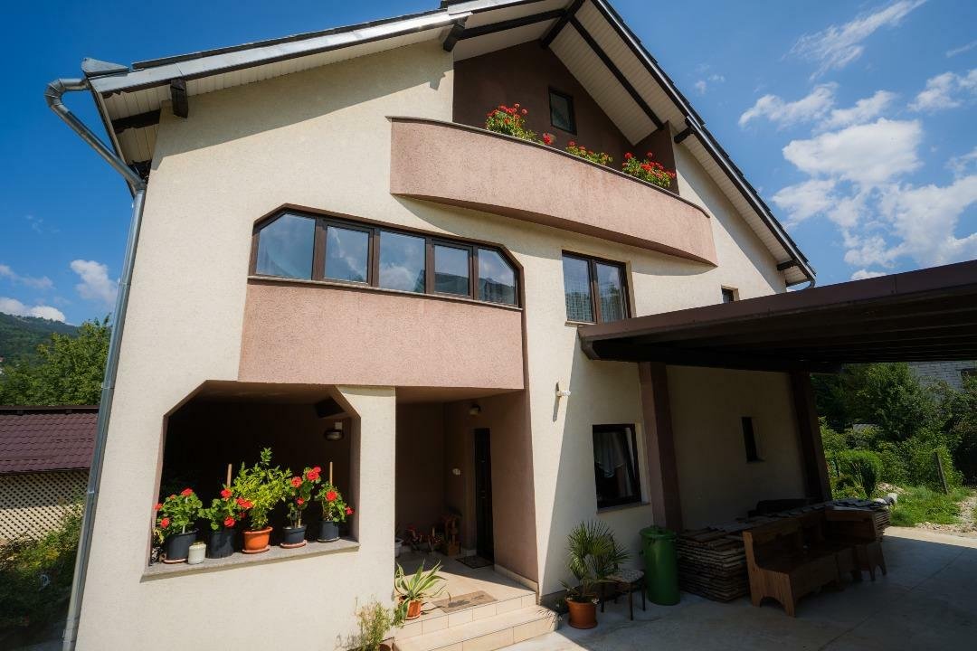 Vilă modernă cu 8 camere si 1000 mp teren, complet mobilată şi utilată.