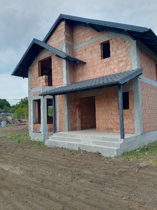 Casă nouă de vânzare în Traian,Bacau,cu 157mp utili,toate utilităţile!