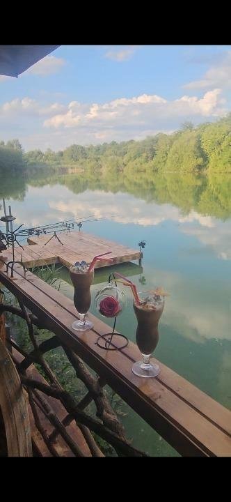 Vand casa cu ieşire la lac