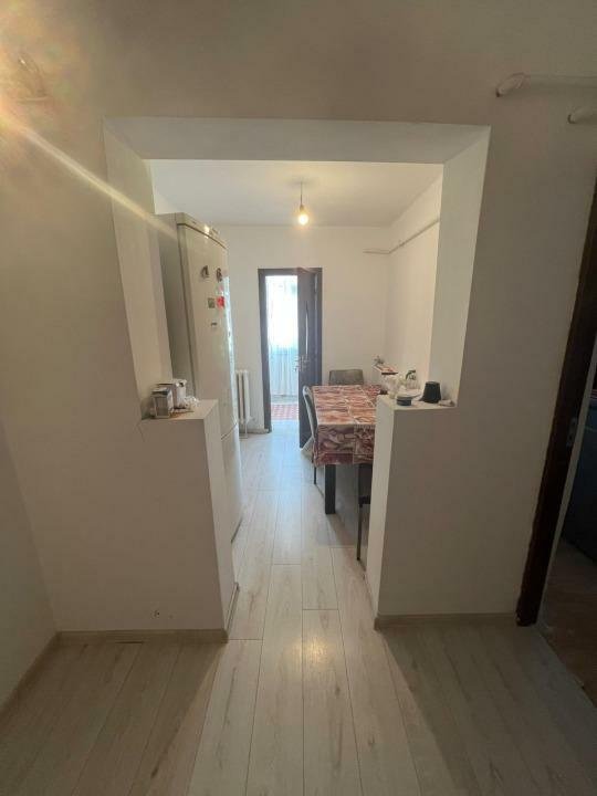 Vând apartament 2 camere zona City Mall, decomandat.