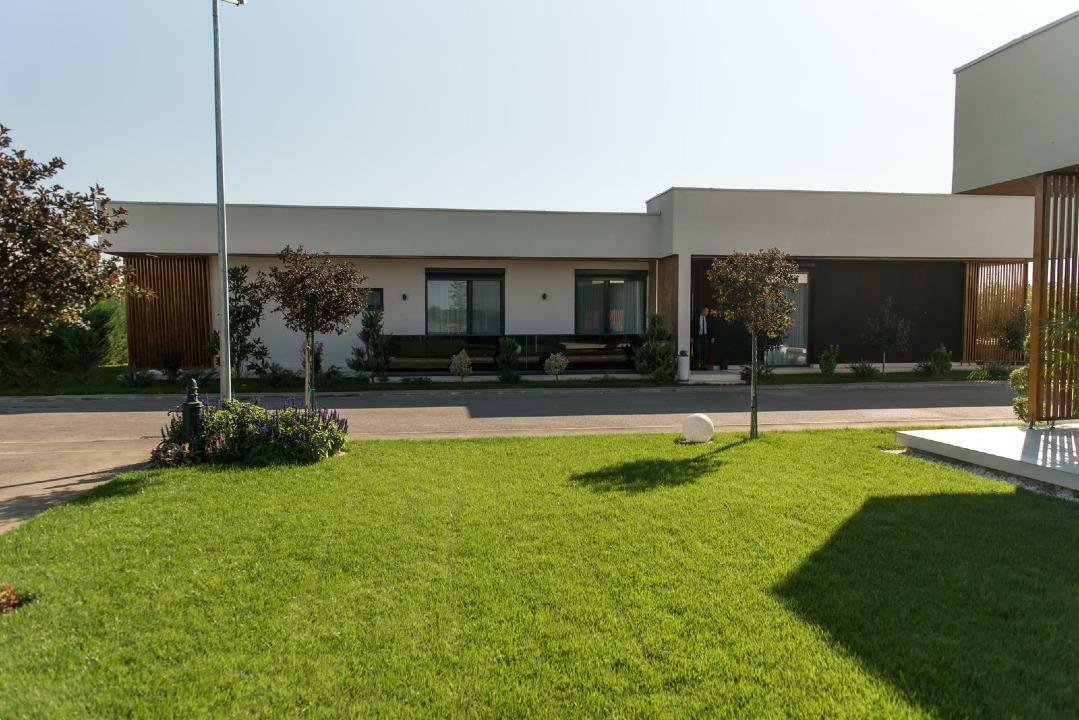 CASA EXCLUSIVISTA - MOBILATĂ SUPERB, CU GRĂDINA AMENAJATA, PISCINA SI PONTON