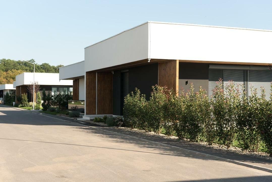CASĂ DE LUX FINALIZATA CU GRĂDINĂ PRIVATĂ + PISCINA SI IEŞIRE LA LACUL SNAGOV