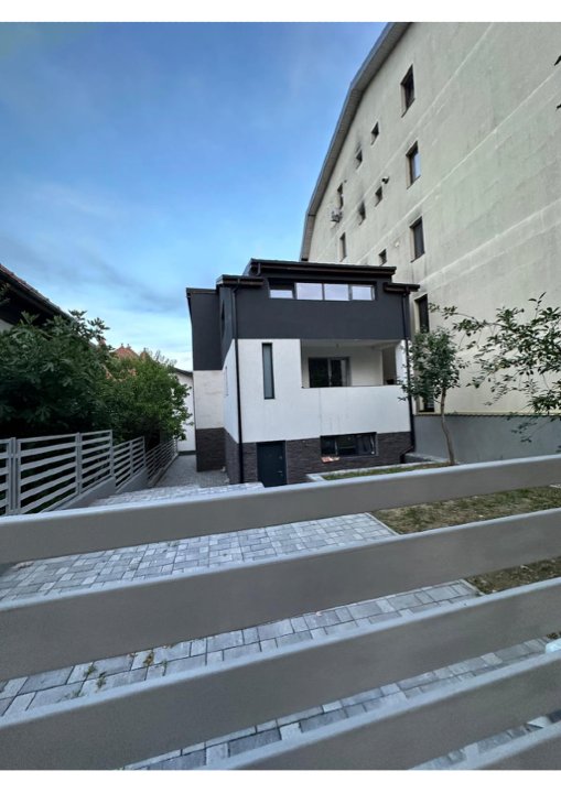 Anunţ vânzare casă - Râmnicu Vâlcea, vis-a-vis de Arhiepiscopie