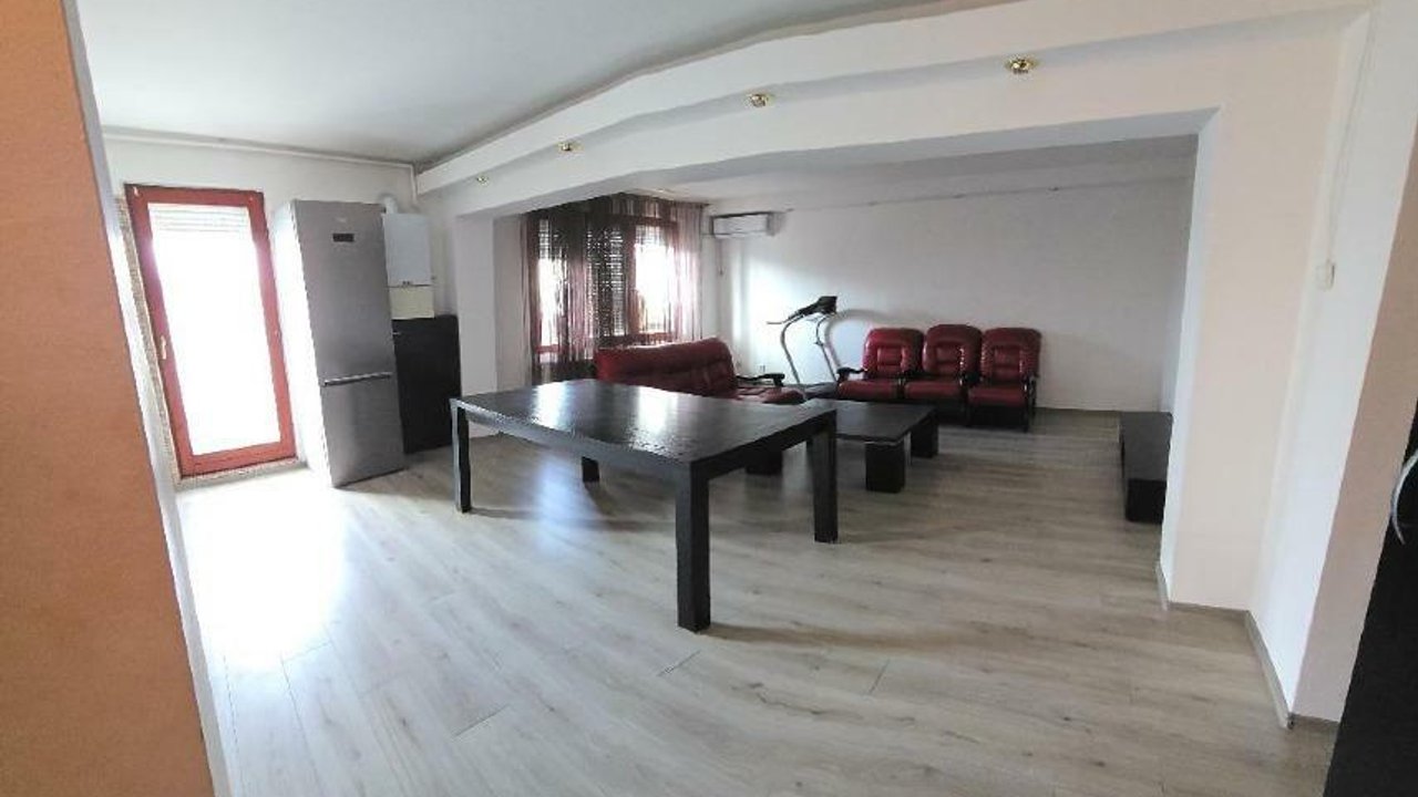Vand apartament cu 4 camere