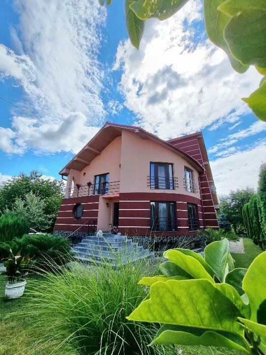 Vând casă primitoare într-o zonă deosebită