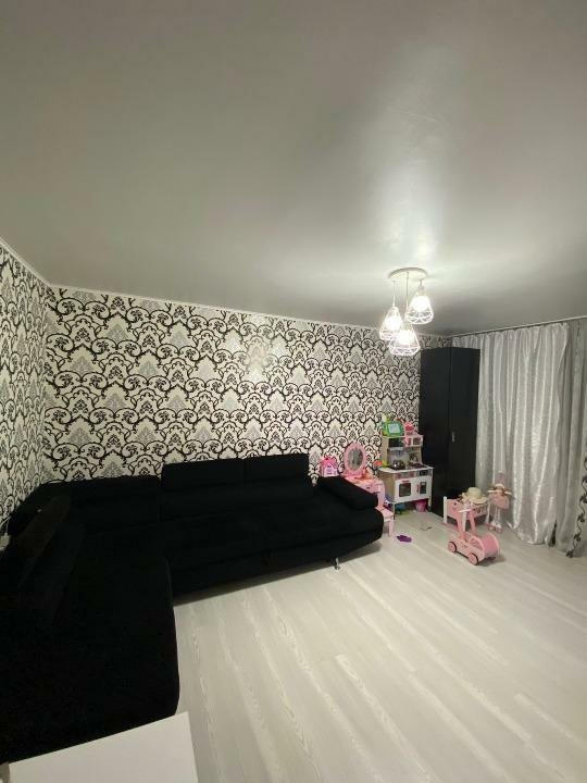 Vând apartament cu 3 camere Mobilat/Utilat in zona Km 4-5
