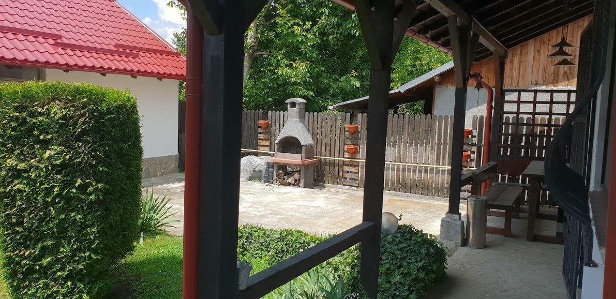 Vila 15 km Ploiesti,garaj, parcare interioara, gradina, potrivita si pt 2 fam.