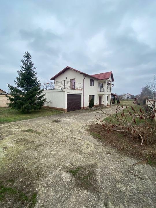 Casa P+1E, Crevedia central, 235 m2 util, teren 1100 m2 + drum privat 214 m2