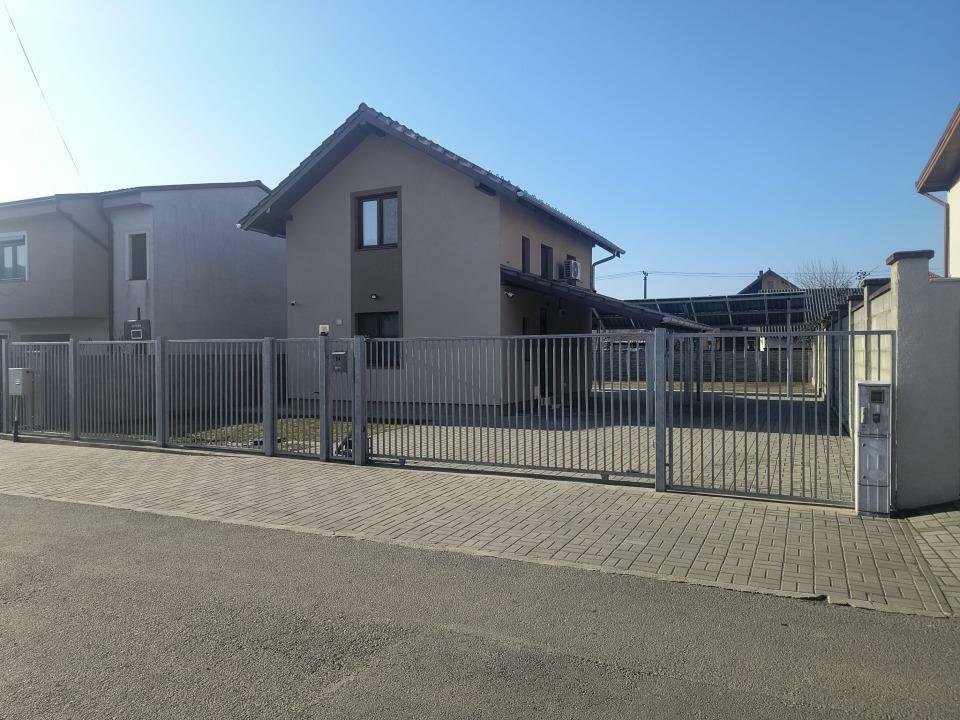 Proprietar închiriez casa individuala şi curte