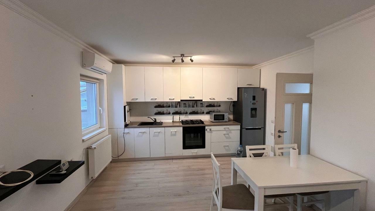 Proprietar vand apartament cu 3 camere in Giroc
