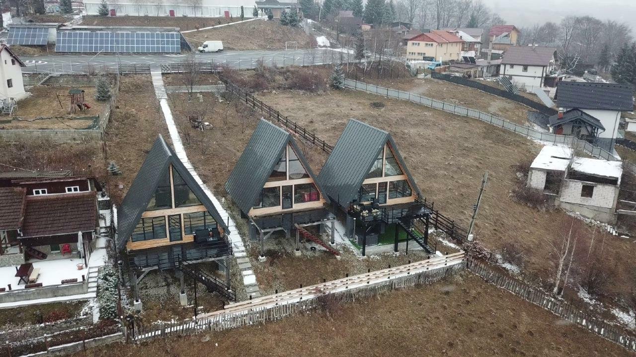 Vand 2 cabane A FRAME(casa vacanta- destinatie turistica)Parang , Rusu