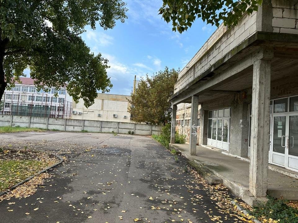 De inchiriat hala 1300 mp + teren 4700 mp langa liceul Danubius 