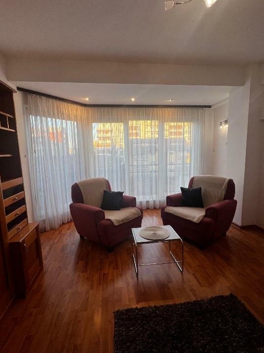 Ofer spre închiriere apartament 4 camere, loc de parcare, bloc construit în 2008