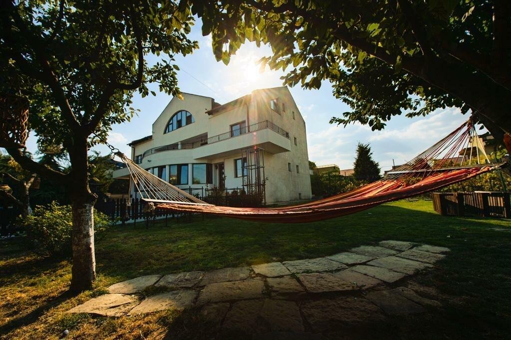 Vila de inchiriat in Ovidiu, pe malul lacului, 14 camere, curte cu foisor