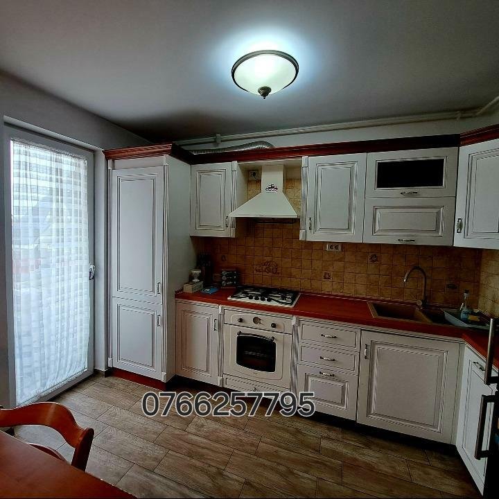 Apartament LUX mobilat şi utilat, 4 camere, două băi. Loc parcare inclus