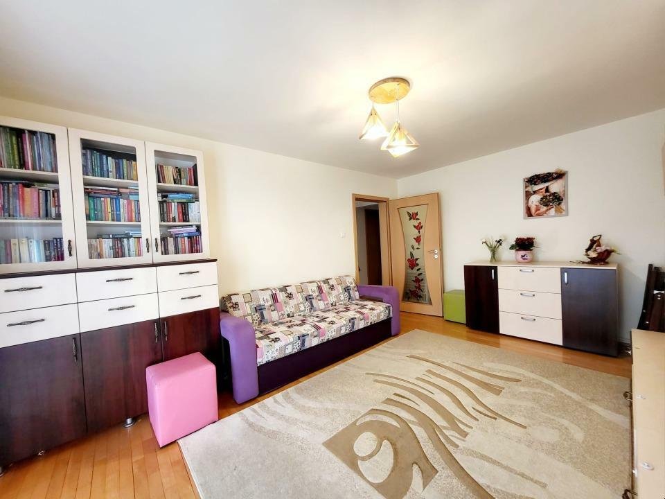 Proprietar, vând apartament cu 3 camere etaj 2, zona Bucovina