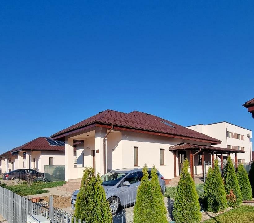 Vila - 2 dormitoare, 2 bai, living, bucatarie,terasa, etaj mansardabil