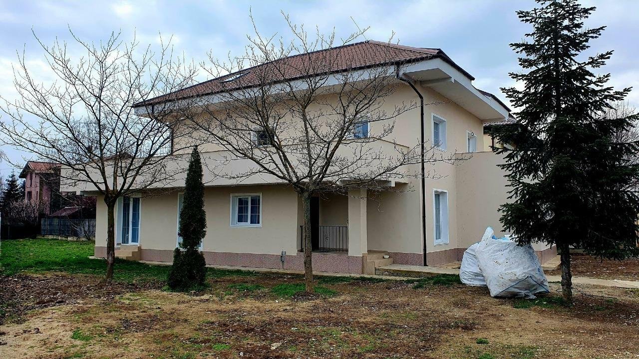 Casa de închiriat: Cartier privat, zona lacurilor Crevedia Buftea