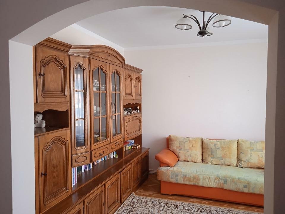 Inchiriez apartament 3 camere in Tudor aproape de Fortuna