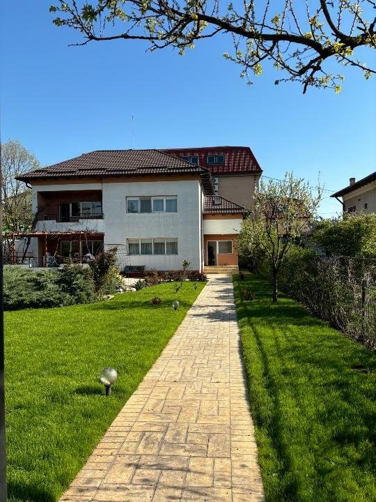 Vand casa cu piscina, teren 1000mp, departe de aglomeratie, aproape de ora