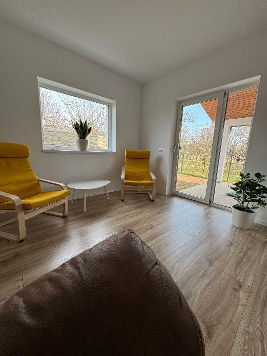 Proprietar vand jumatate de duplex in vatra veche a comunei Sanandrei