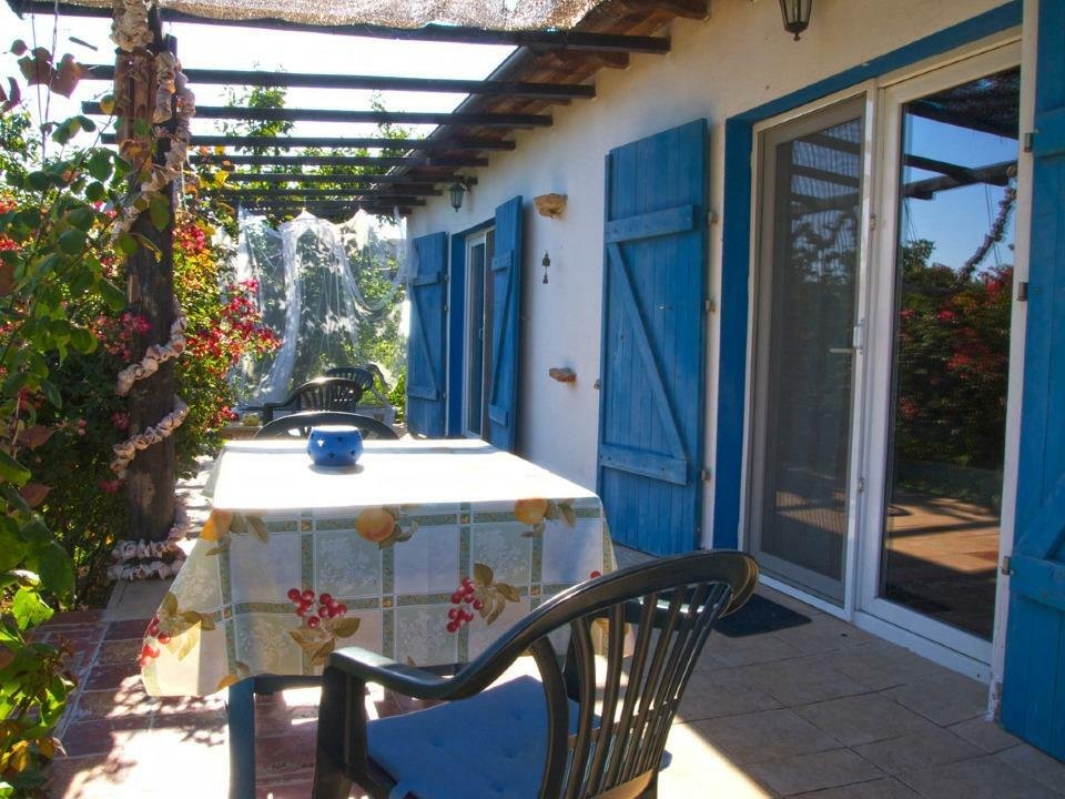 Vilă în stil mediteranean cu vie şi grădină, la zece minute de plajă