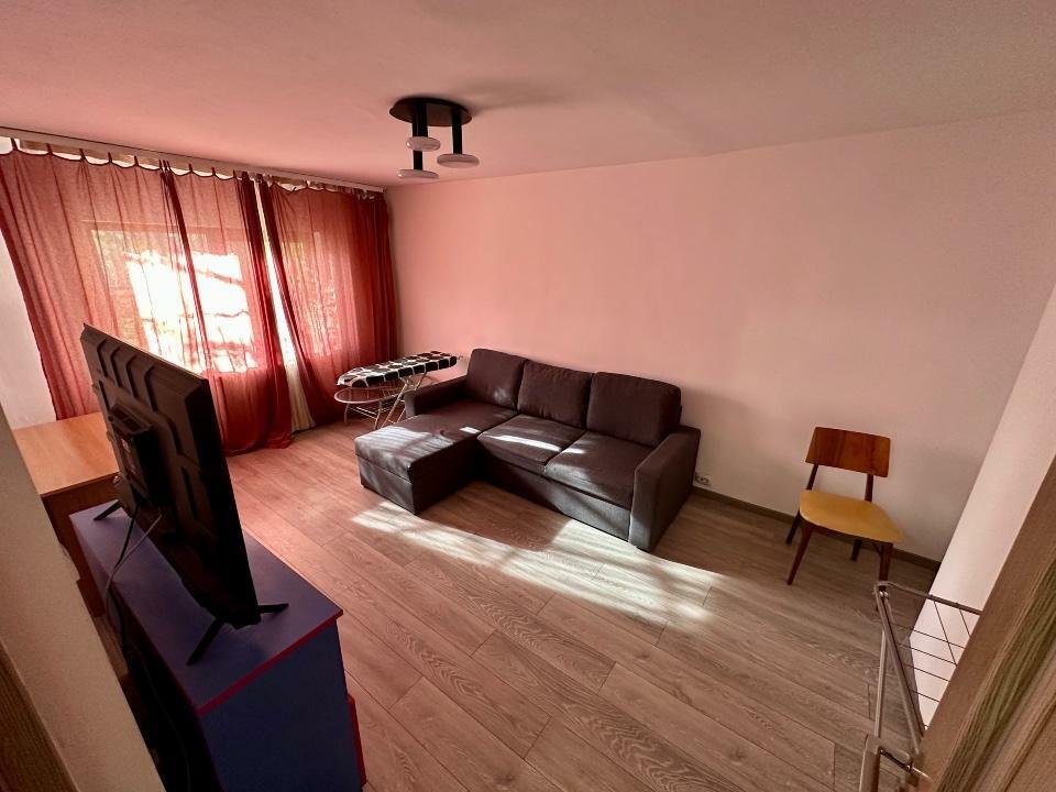 Apartament de închiriat 4 camere decomandat