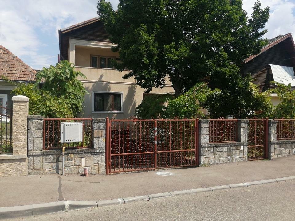 Casă de v&acirc;nzare &icirc;n Pucioasa, ultracentral, 293 mp, teren suplimentar inclus