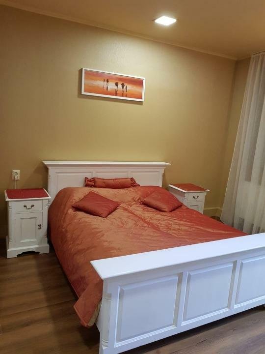 Persoana fizica vănd apartament în casă cu curte comună
