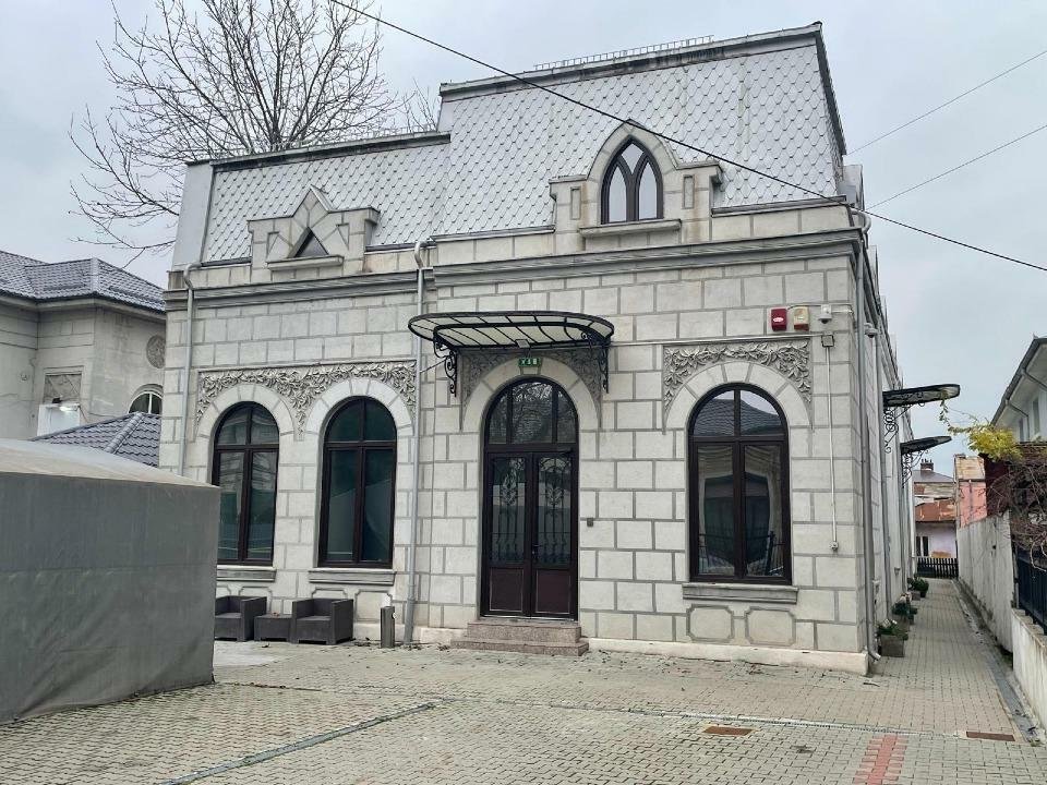Vilă interbelică deosebită, complet renovată. Merită văzută.