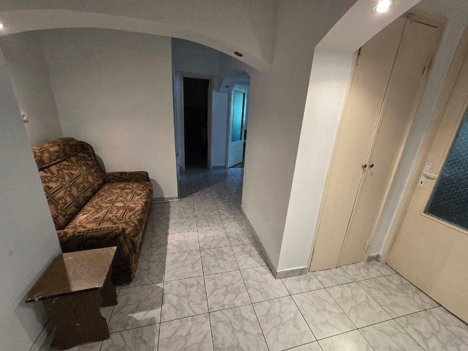 Vând apartament cu 3 camere, decomandat, zona gării, Bârlad 