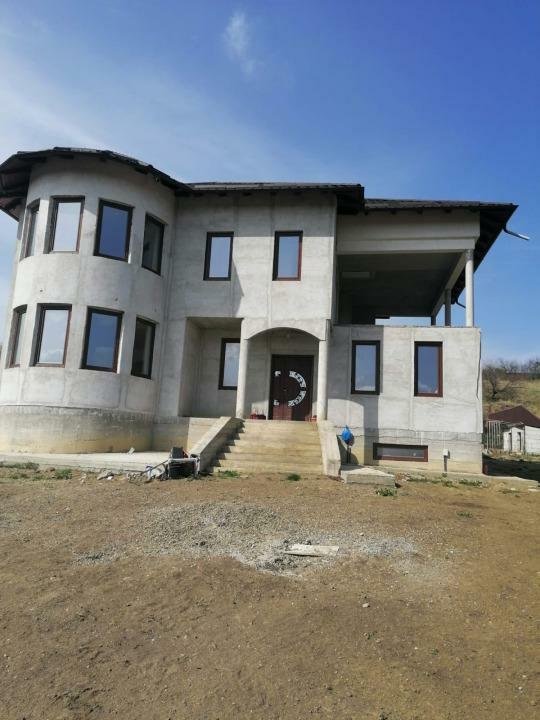 Vand casa cu teren 6.000MP