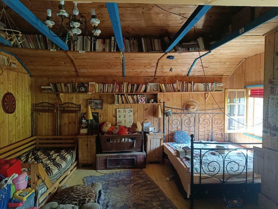 Vand casa si cabana in interiorul aceleiasi curti, Poiana Varbilau .