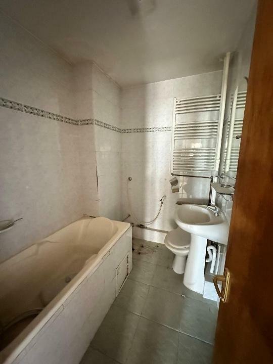 Închiriez apartament 4 camere 2 băi în spate la Nicky scorpion piaţă Rahova