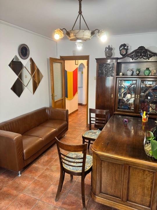 Vand Apartament 3 camere Calea Grivitei- fost Birou Notarial de peste 20 ani