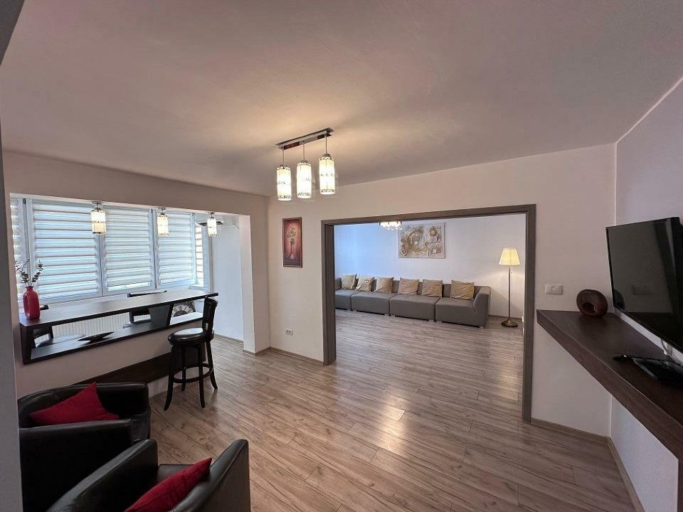 Proprietar, inchiriez apartament 3 camere +Living, 107mp, Punctele Cardinale