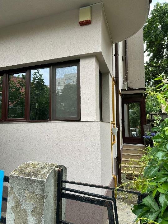 Vand ap. 3 camere in vila interbelicaP+2,la parter 71mp ap+17mp.dependinte