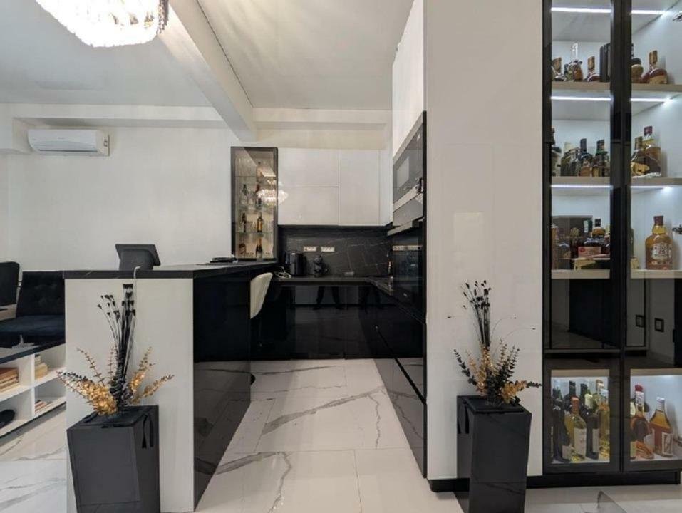 Vând garsoniera de lux